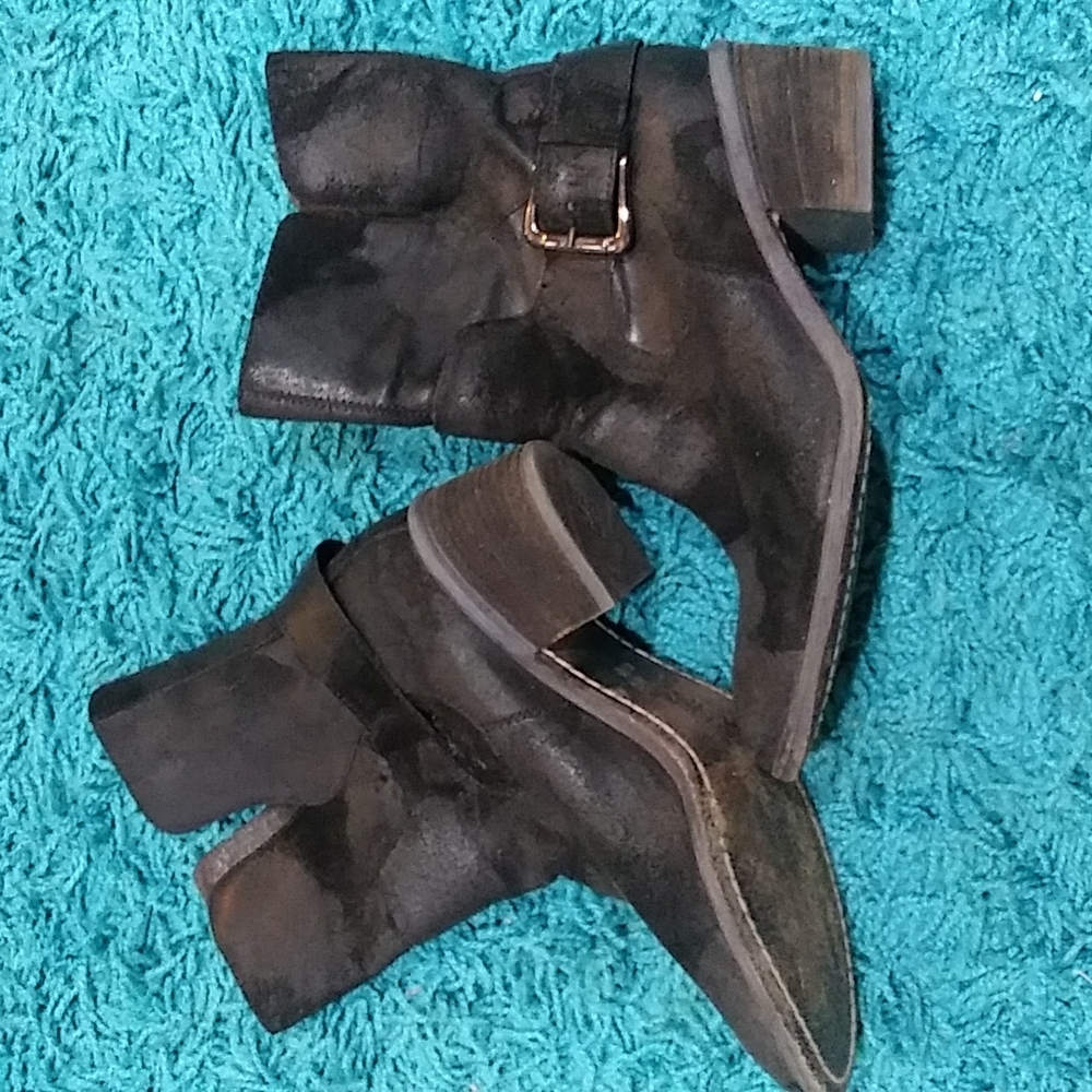 Donald J Pliner Donata bootie 8.5